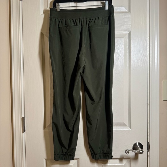 Athleta Dark Green Wrinkle-resistant, stretch fabric Size 6P - Picture 5 of 11